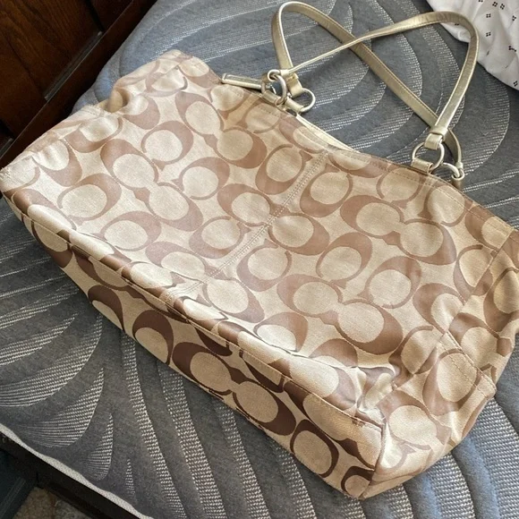 Coach XL gold lined hot pink multi pockets purse spacious bag purse - Picture 5 of 17